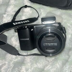Samsung NX2000 Mirrorless Digital Display Smart Camera with Case, Lens and Flash
